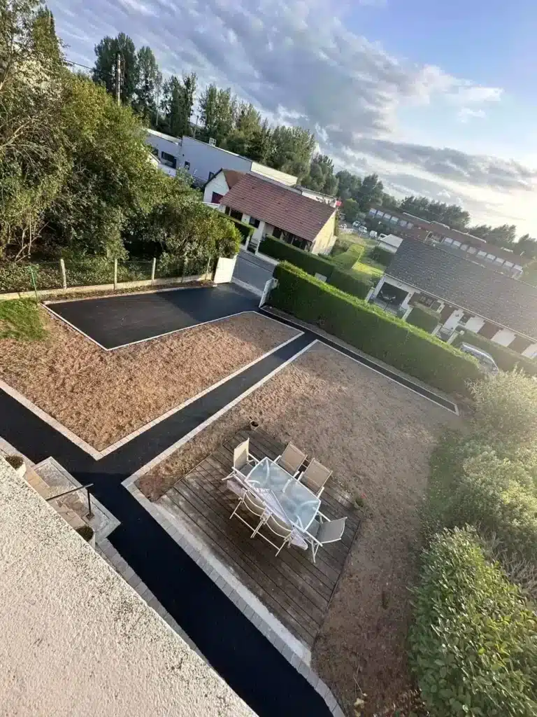 Préparation du sol pour aménagement extérieur.