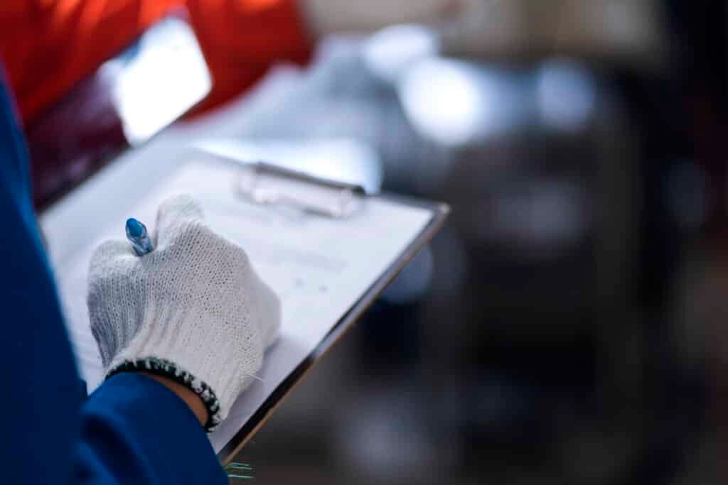 Inspection du chantier par un technicien.