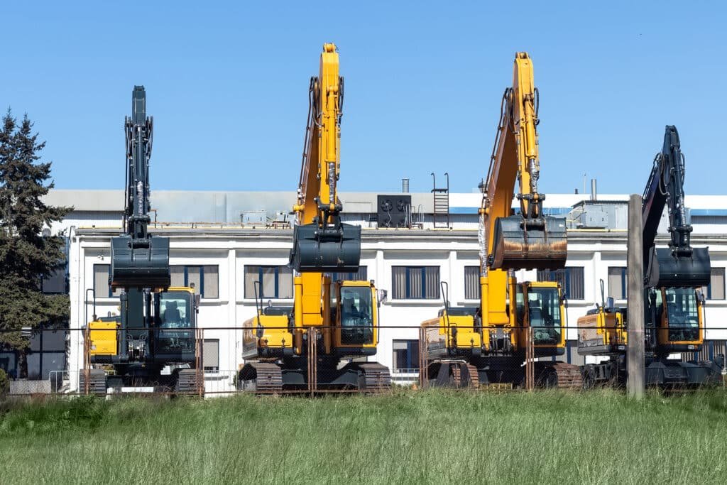 Plusieurs engins de chantier prêts pour une intervention.