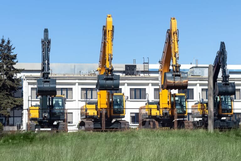 Plusieurs engins de chantier prêts pour une intervention.