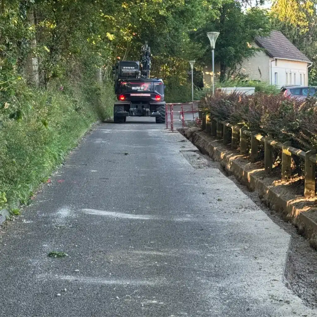 Travaux de terrassement réalisés avec une pelleteuse sur chantier.