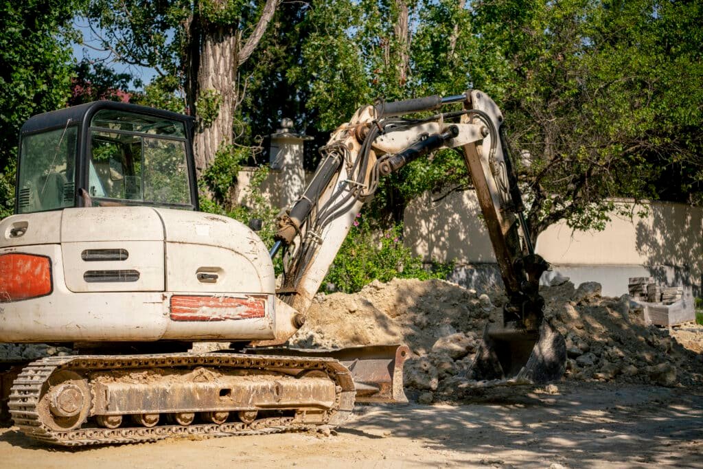 Travaux de terrassement réalisés avec une pelleteuse sur chantier.