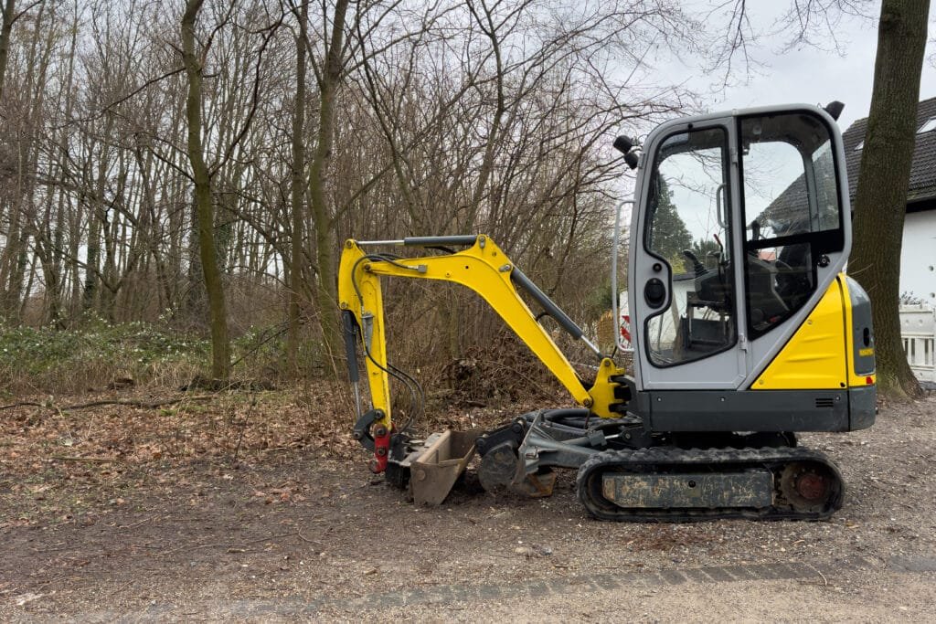 Travaux de terrassement réalisés avec une pelleteuse sur chantier